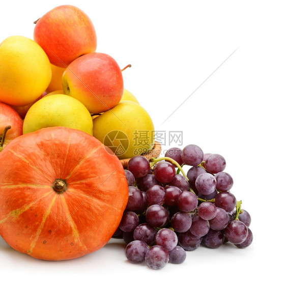 在白色背景中隔离的果和莓图片