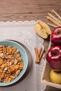 粗木制餐桌上有粗食红苹果和肉桂的美味早餐带有复制空间的顶端视图图片