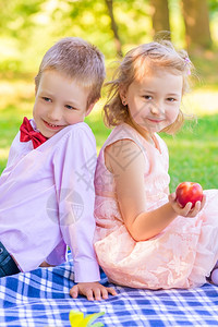 女孩和桃子一个小绅士在野餐图片
