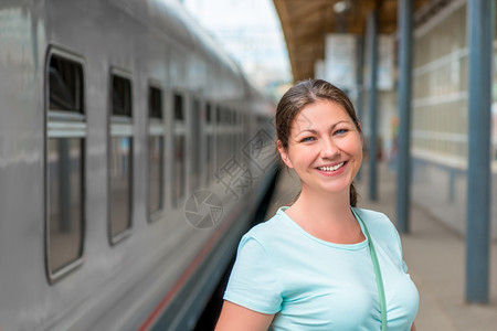 在火车附近的站一位美女的肖像图片