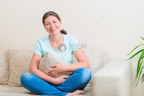 坐在沙发上休息的年轻女士图片