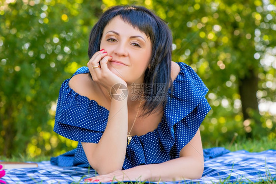 在公园中阳光明媚的一天位年轻美丽的女士肖像图片