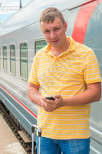 一位在火车上旅行的人肖像图片