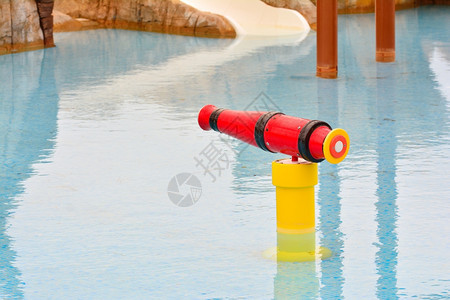 游泳池里的红色和黄水没人图片