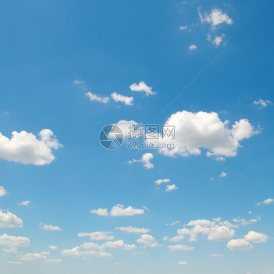 白积雪云与蓝天相对图片