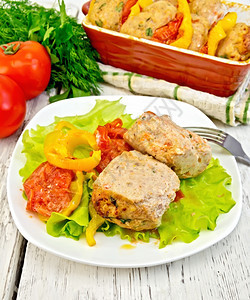 火鸡肉切片配有生菜番茄和碗里胡椒面食毛巾和木板上插菜的烧烤机图片