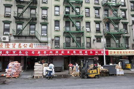 纽约市曼哈顿街商店前的工人图片