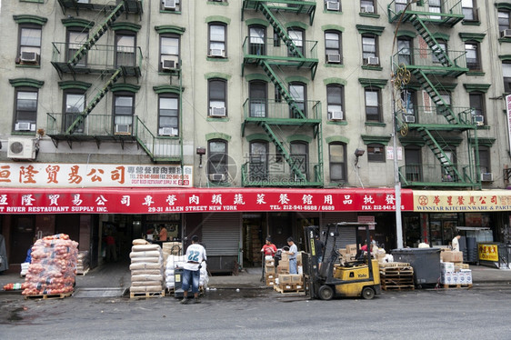 纽约市曼哈顿街商店前的工人图片