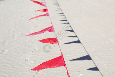 风向沙滩的小红旗图片