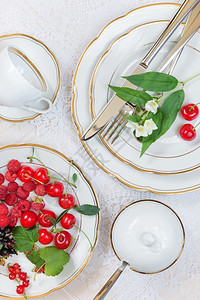 美的桌布白色瓷板不同浆果餐具豪华桌布上的花朵图片