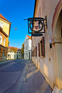 古老的萨格勒布上城街垂直视图首都croati图片