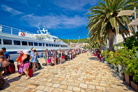 2014年华尔岛港的游客排队人们等候在快艇上华尔岛是著名的旅游目地近几个月来游客拥挤不堪图片