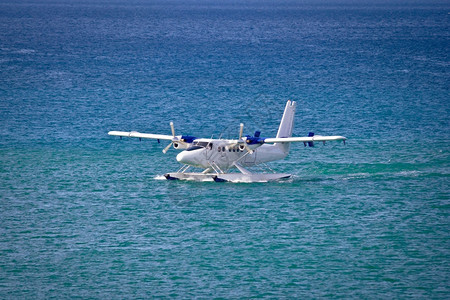 飞机飞行在水上漂浮的飞机背景