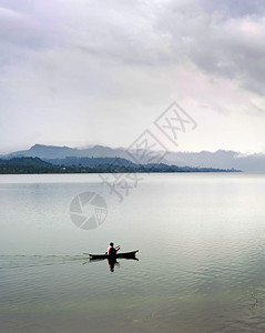 在一个湖边的巴杜尔岛利印度渔民图片