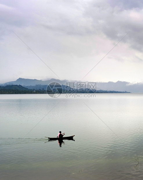 在一个湖边的巴杜尔岛利印度渔民图片
