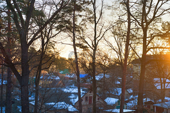 在郊区的一个冬天小镇上美丽的日出图片