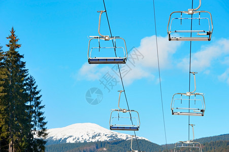 冬季在滑雪胜地的空索道图片