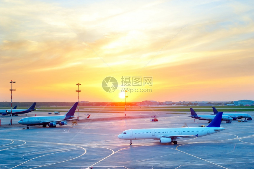 航空公司飞机场图片