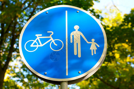 人与自行车的道路标志图片