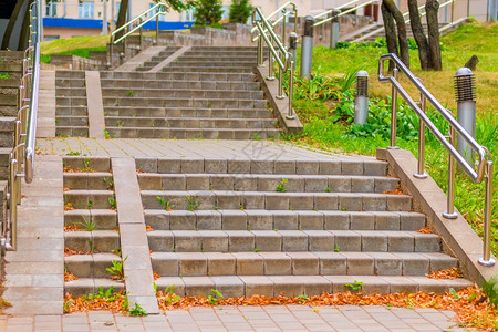 城市里空楼梯有金属铁栏杆图片