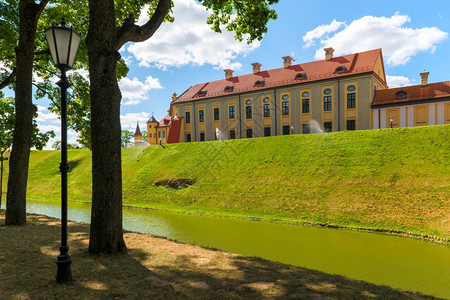 十六、十九世纪TTF的宫殿和公园合奏。在奈斯维什，奈斯维什属于第一纵坐标尼古拉斯克里斯托弗拉齐威尔孤儿”（1549-1616）。图片