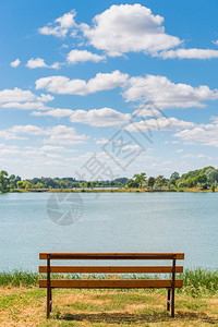 夏日湖边的空长椅照片图片
