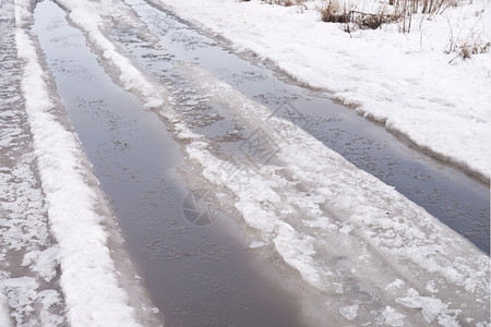 有雪和水的泉公路图片