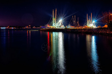 夜间在码头的渔船图片