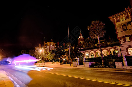 夜晚的吉古斯汀市街头场景图片