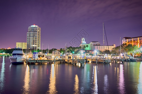 佛罗里达市的夜间水边图片