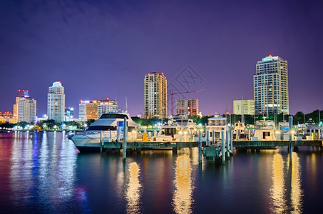 佛罗里达市夜间水边图片