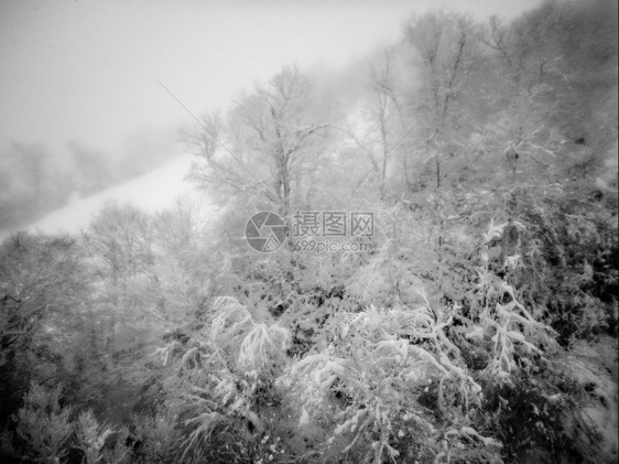 雪暴期间滑度假胜地的抽象场景图片