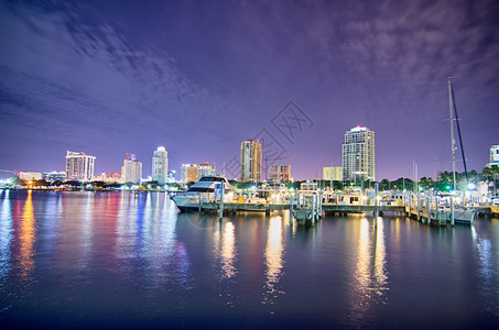 佛罗里达市天际线和夜间水边图片