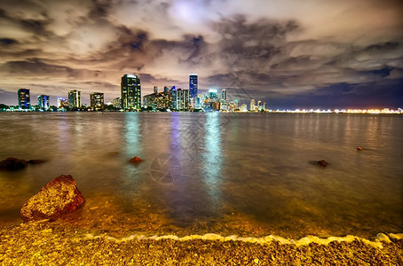 在黄昏与城市摩天大楼的迈阿密城市天线全景图片
