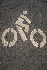 公路上的白色自行车标志图片