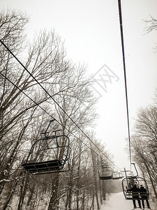 雪暴期间滑度假胜地的抽象场景图片