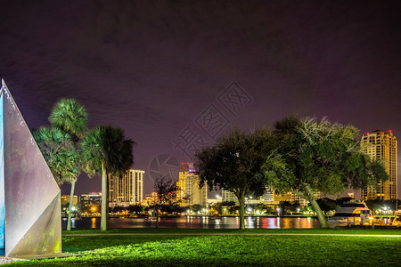 彼得斯堡佛罗里达公园的夜间场景图片