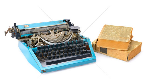 白色背景的旧打字机和孤立书籍图片