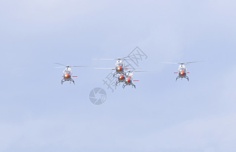 5架直升飞机在蓝天飞行背景图片