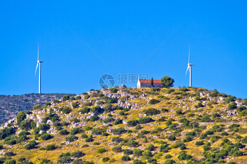 古老的石教堂和绿化能源工厂位于clati的dlmti山上图片