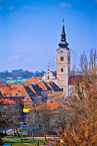 Krizevc垂直视图中的圣教堂frigojecati图片