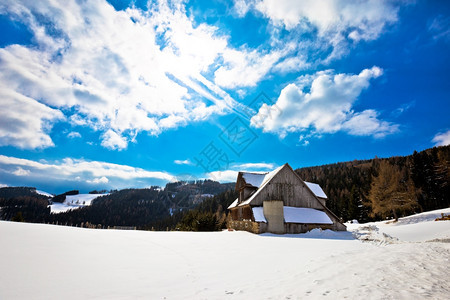 雪地里的一幢小屋图片