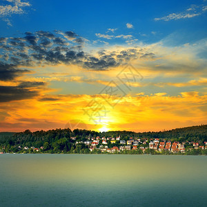 湖和日落海边的景色图片