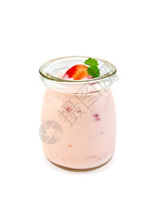 白色背景上的草莓酸奶图片