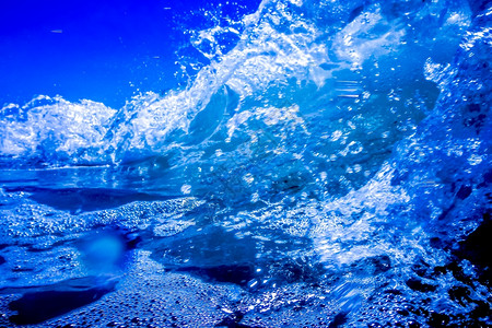 蓝色水晶流在海滩上坠落图片