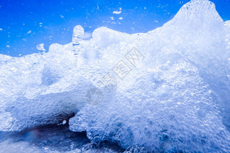 蓝色水晶流在海滩上坠落图片