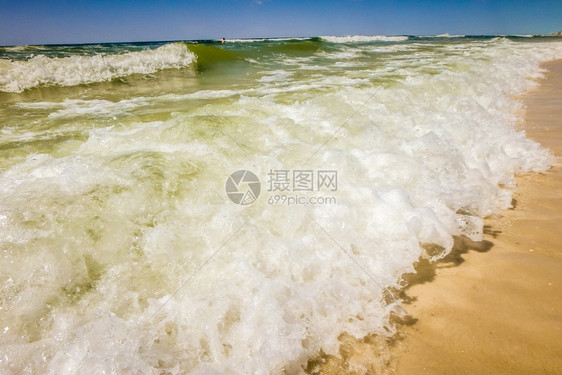 蓝色水晶流在海滩上坠落图片