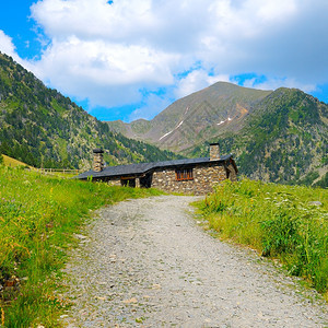 风景优美的山区观和旅行者住所图片