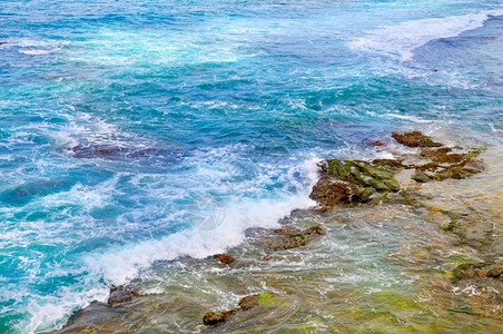 海洋水域和沿岩石背景图片