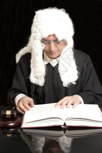男律师与法官大锤和黑背景书籍的肖像画图片